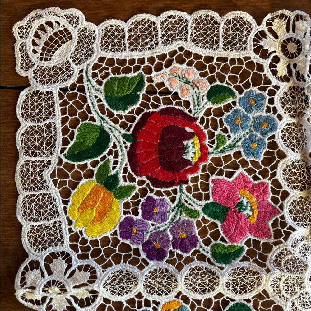 Hungarian vintage collectible NWT Kalosca hand embroidered doily - Picture 4 of 6